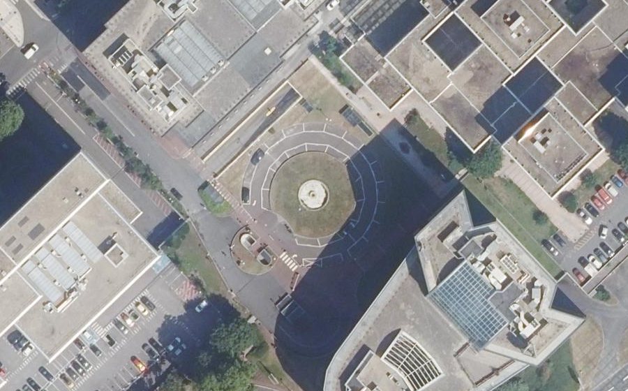 Vue aérienne du Rond-point anonyme n°41908222