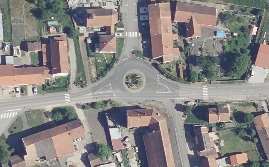 Vue aérienne du Rond-point anonyme n°41910132