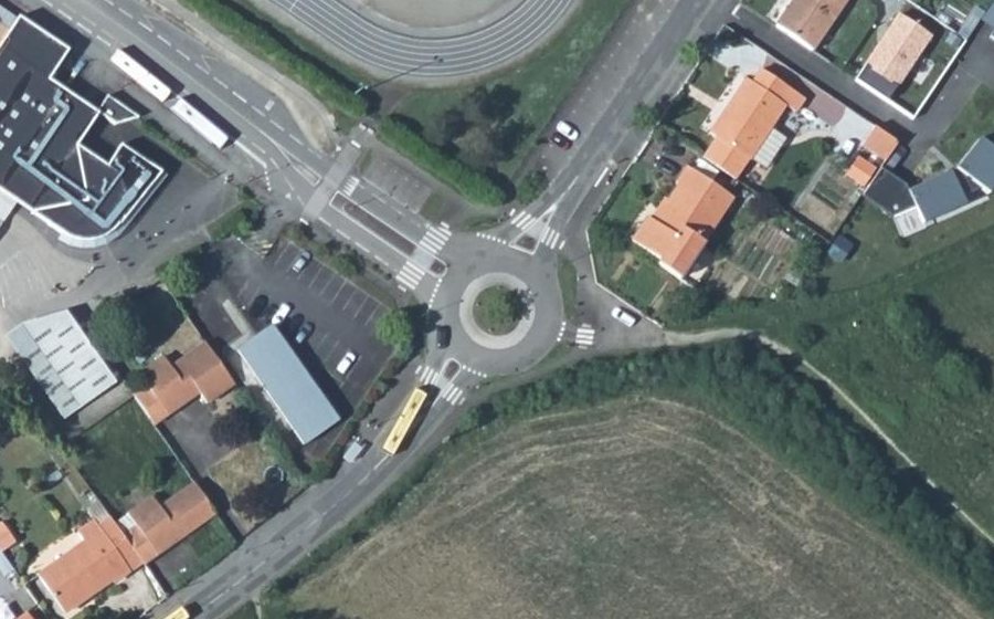 Vue aérienne du Rond-point anonyme n°41928111