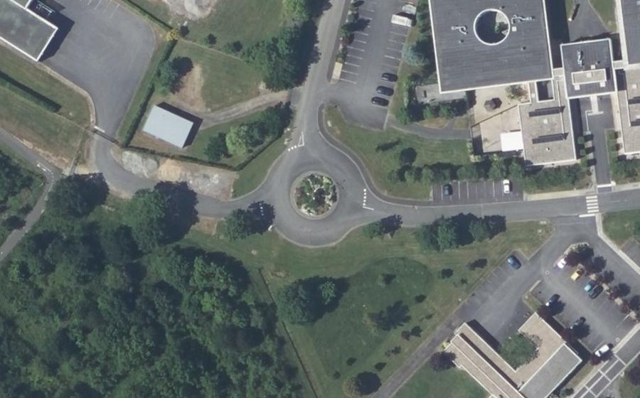 Vue aérienne du Rond-point anonyme n°41931053