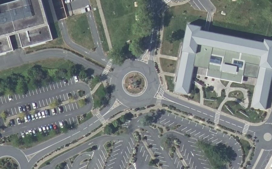 Vue aérienne du Rond-point anonyme n°41931076