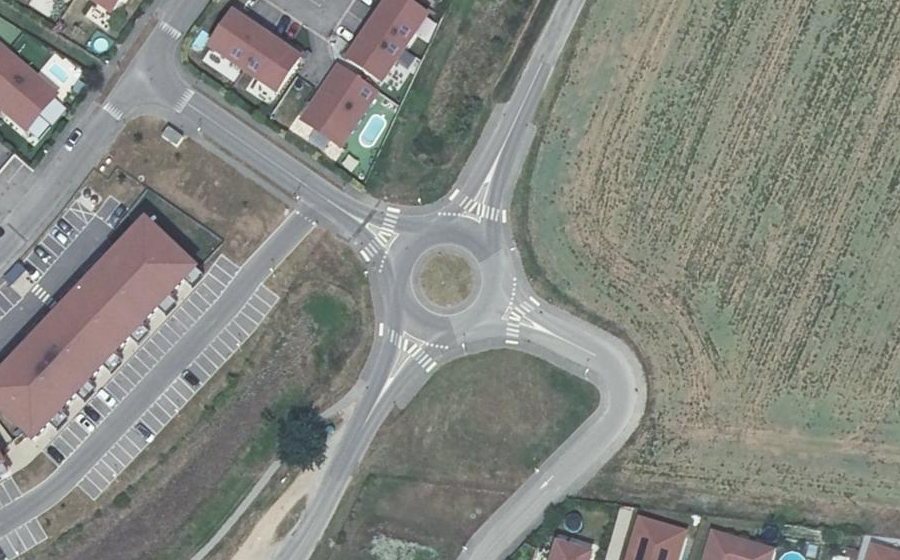 Vue aérienne du Rond-point anonyme n°419311385