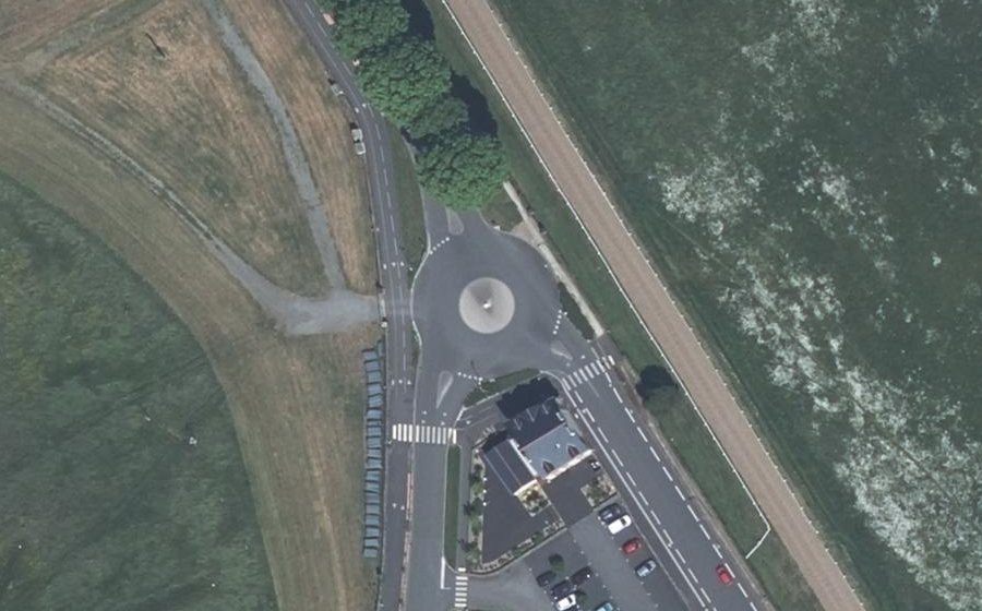 Vue aérienne du Rond-point anonyme n°419474434