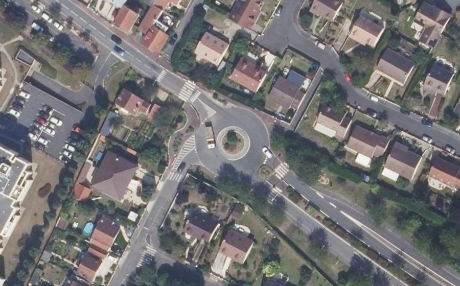 Vue aérienne du Rond-point anonyme n°41957221