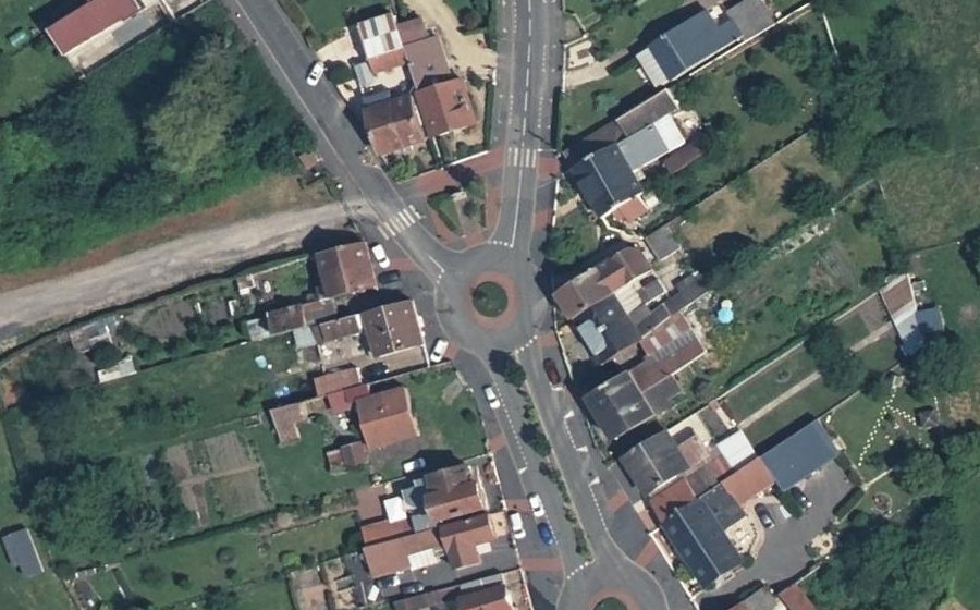 Vue aérienne du Rond-point anonyme n°419758024
