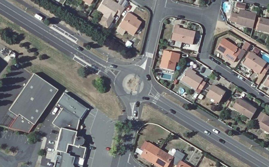 Vue aérienne du Rond-point anonyme n°41981128