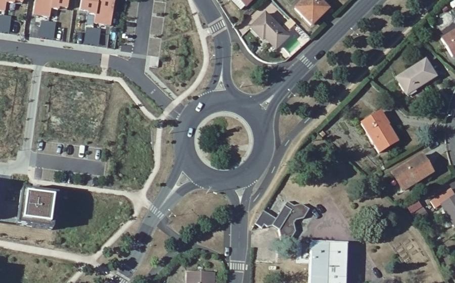 Vue aérienne du Rond-point anonyme n°41981156