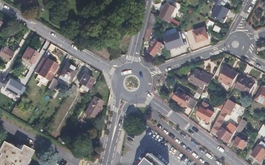Vue aérienne du Rond-point anonyme n°41981623