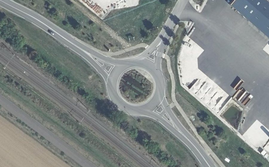 Vue aérienne du Rond-point anonyme n°419897413