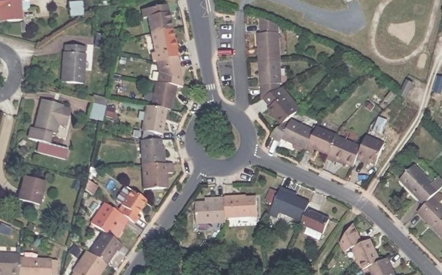 Vue aérienne du Rond-point anonyme n°420290878