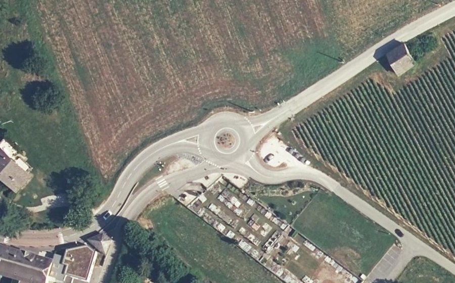 Vue aérienne du Rond-point anonyme n°420353683