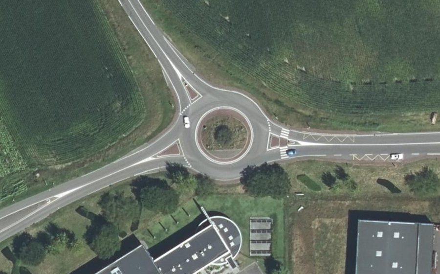 Vue aérienne du Rond-point anonyme n°42087839