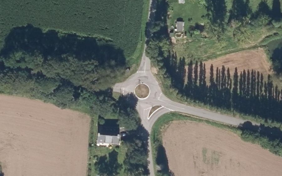 Vue aérienne du Rond-point anonyme n°421157048