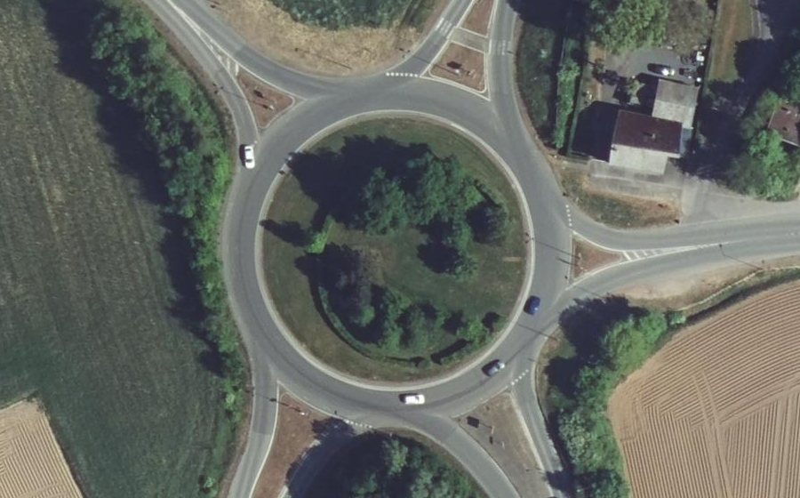 Vue aérienne du Rond-point anonyme n°421308539