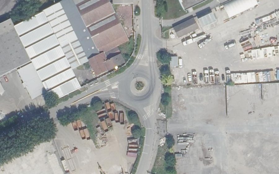 Vue aérienne du Rond-point anonyme n°421325705
