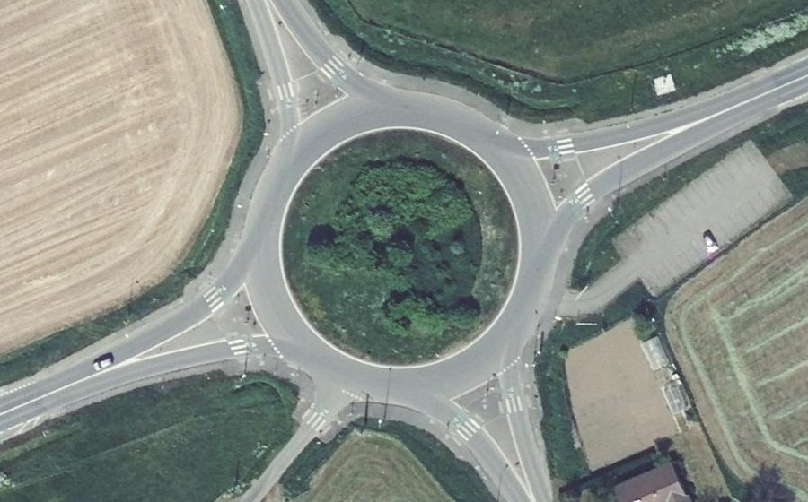 Vue aérienne du Rond-point anonyme n°42144393