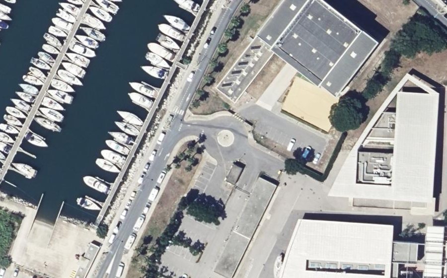 Vue aérienne du Rond-point anonyme n°421453213