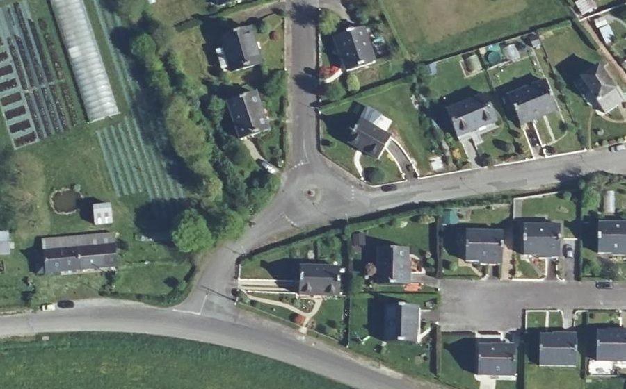 Vue aérienne du Rond-point anonyme n°421460342