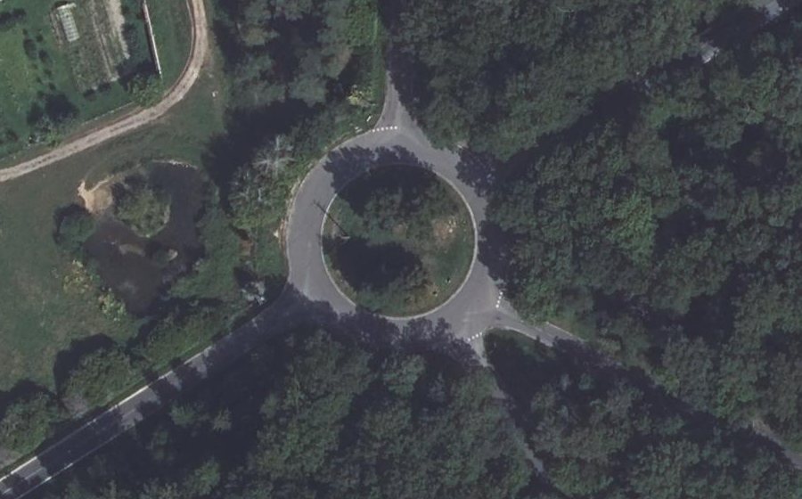 Vue aérienne du Rond-point anonyme n°421779179