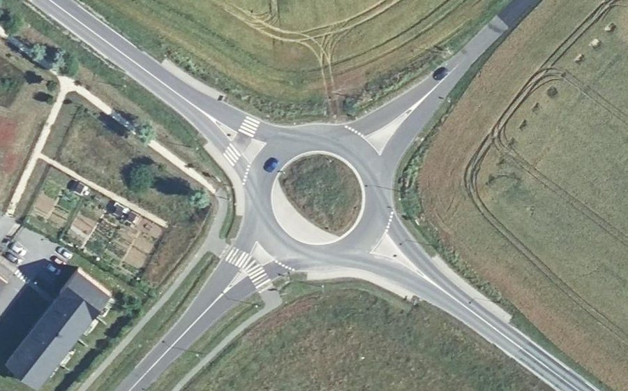 Vue aérienne du Rond-point anonyme n°421836217