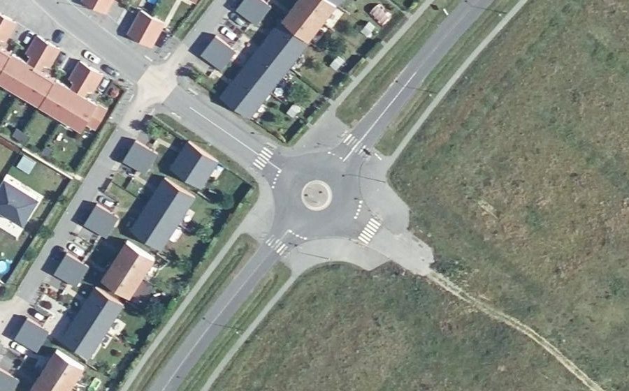 Vue aérienne du Rond-point anonyme n°421840405