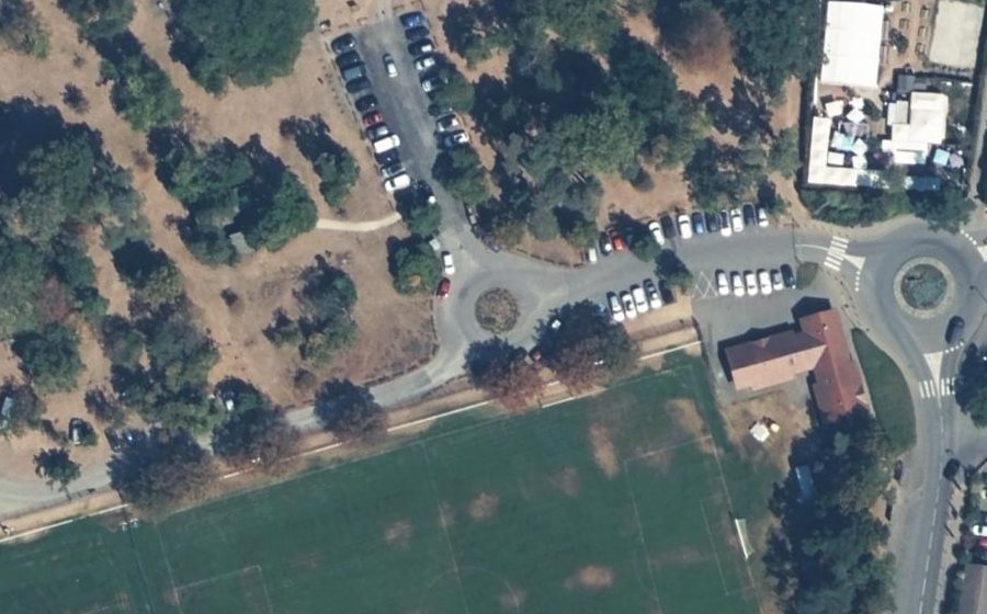 Vue aérienne du Rond-point anonyme n°421858308