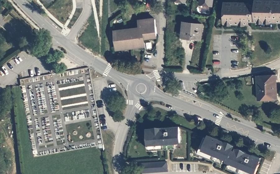 Vue aérienne du Rond-point anonyme n°421888662