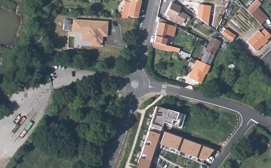 Vue aérienne du Rond-point anonyme n°421968658