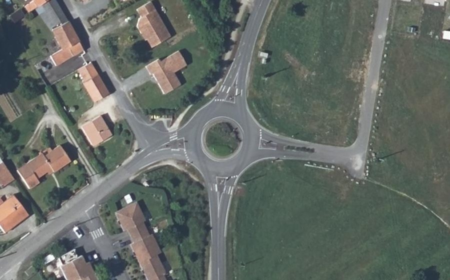 Vue aérienne du Rond-point anonyme n°421968659