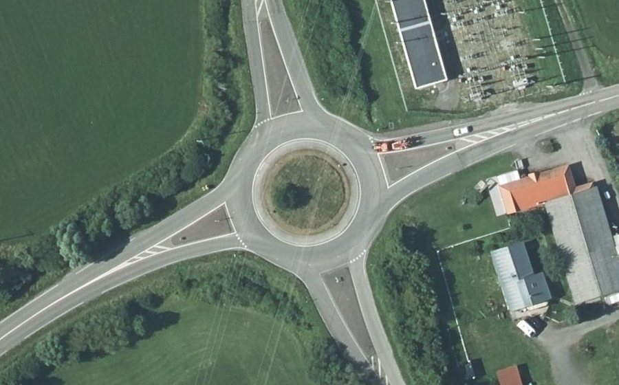 Vue aérienne du Rond-point anonyme n°42199175
