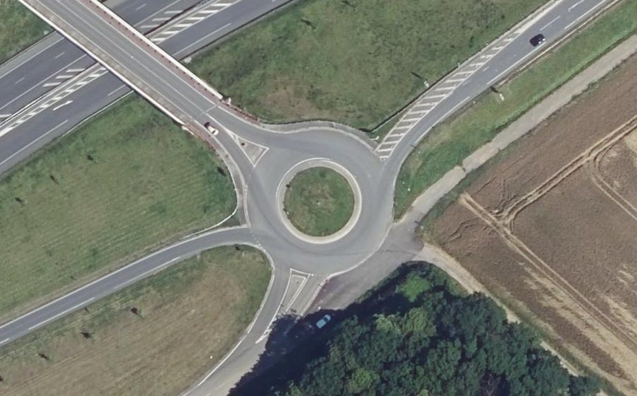 Vue aérienne du Rond-point anonyme n°422039207