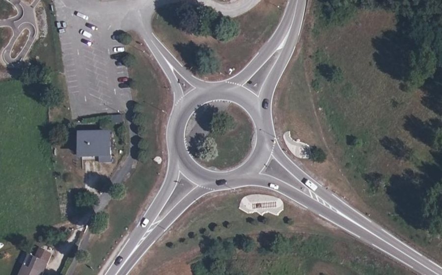 Vue aérienne du Rond-point anonyme n°422175327