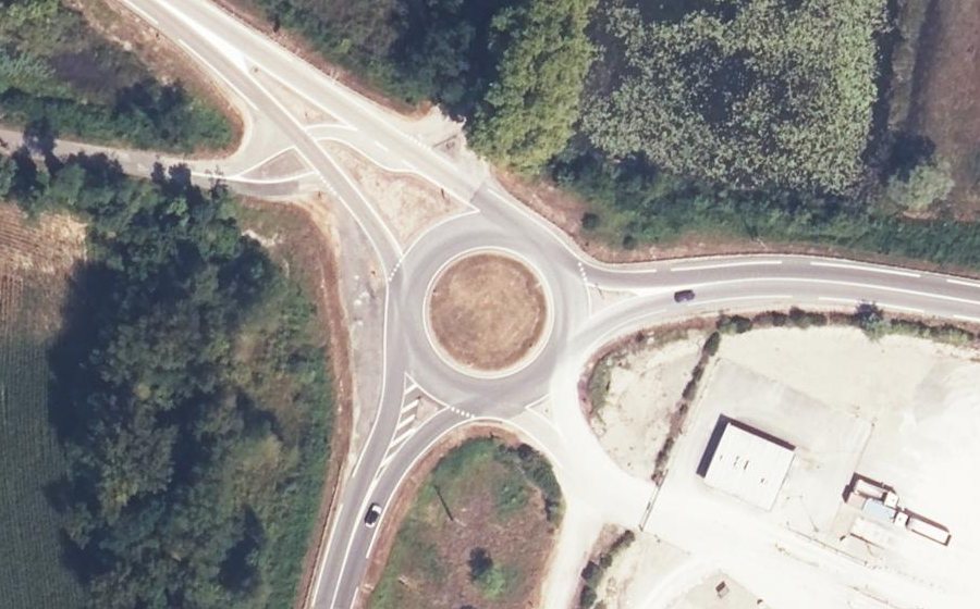 Vue aérienne du Rond-point anonyme n°422175360