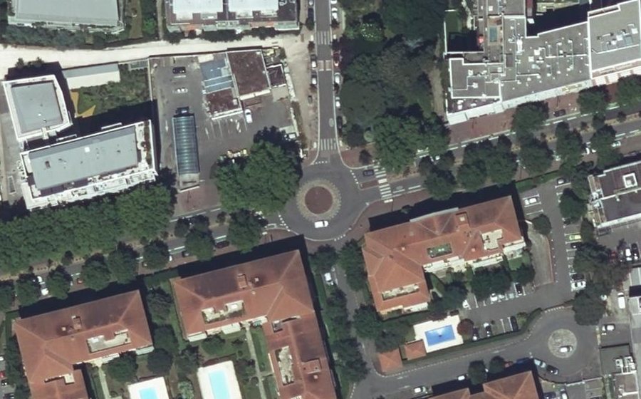 Vue aérienne du Rond-point anonyme n°42222547