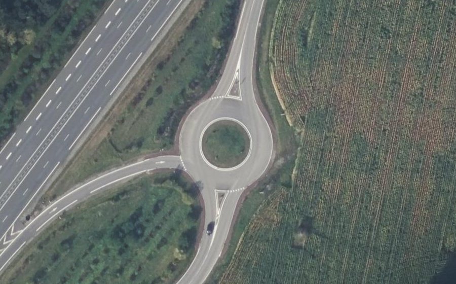 Vue aérienne du Rond-point anonyme n°422338080