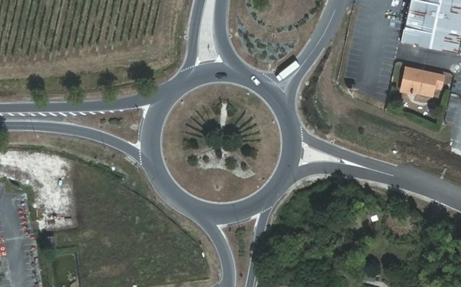 Vue aérienne du Rond-point anonyme n°422642217