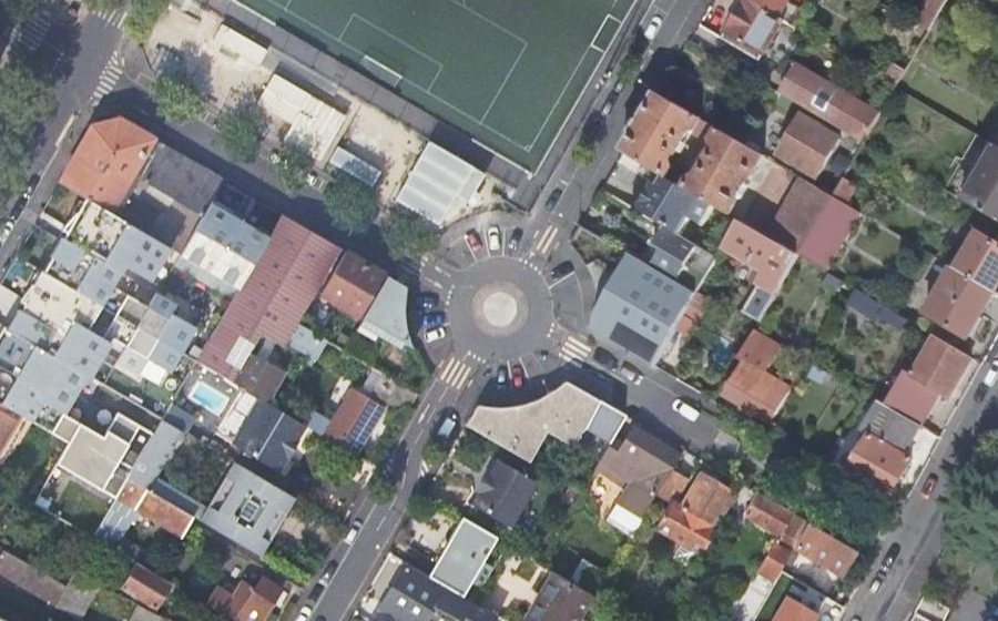 Vue aérienne du Rond-point anonyme n°422808656