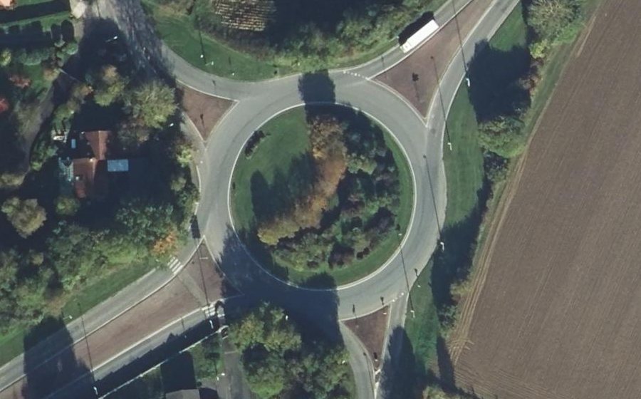 Vue aérienne du Rond-point anonyme n°42282674