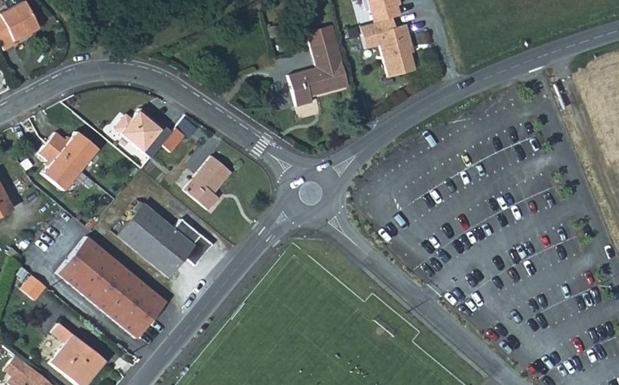 Vue aérienne du Rond-point anonyme n°422960251