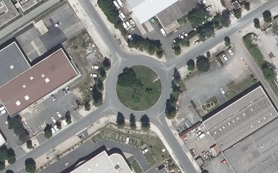 Vue aérienne du Rond-point anonyme n°423055812