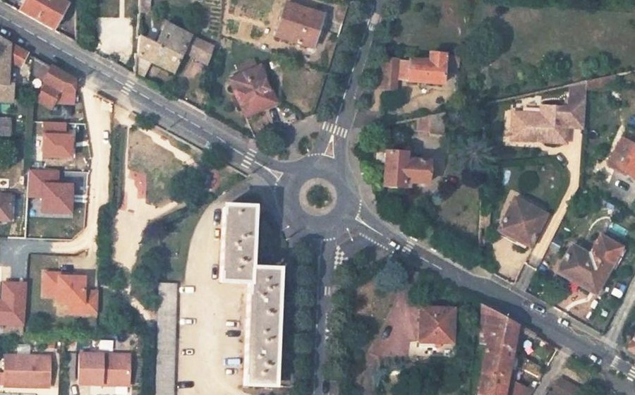 Vue aérienne du Rond-point anonyme n°42312393