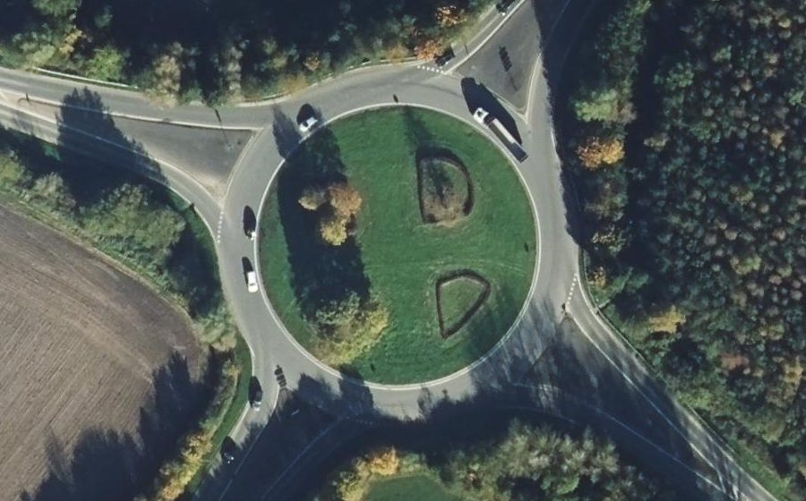 Vue aérienne du Rond-point anonyme n°42331812