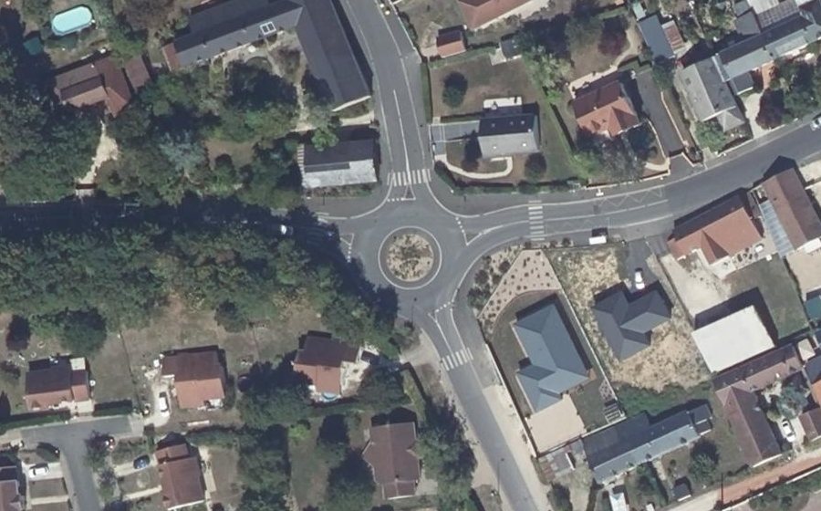 Vue aérienne du Rond-point anonyme n°423404660