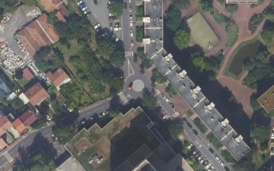 Vue aérienne du Rond-point anonyme n°423414297