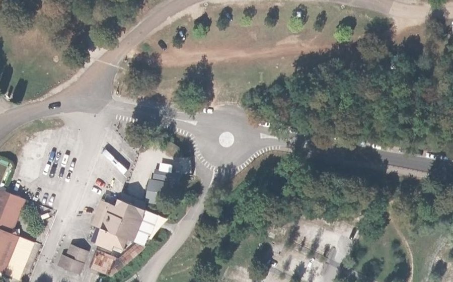 Vue aérienne du Rond-point anonyme n°423415129