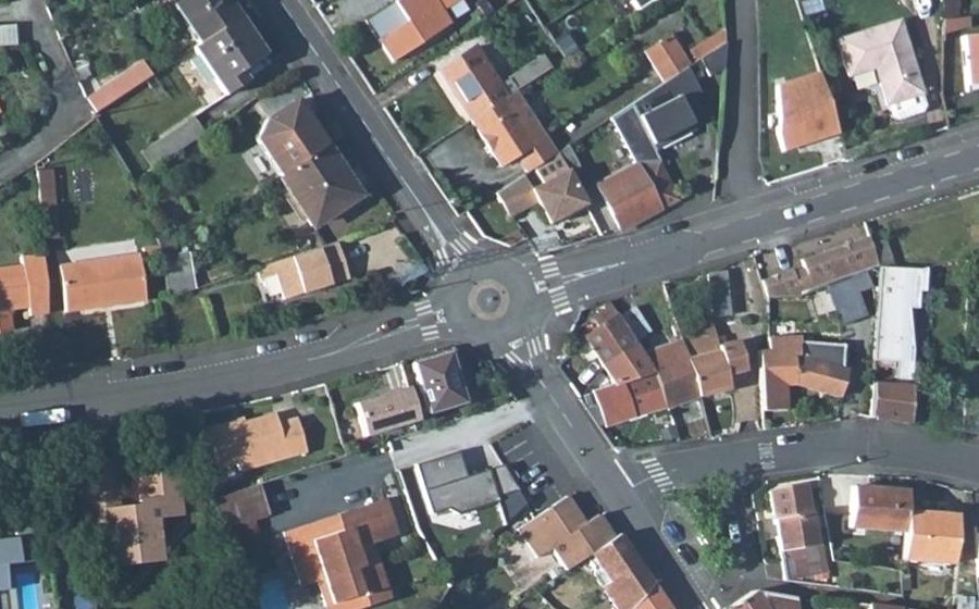 Vue aérienne du Rond-point anonyme n°42343017