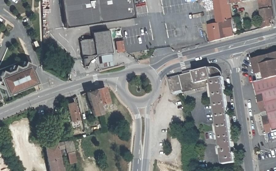 Vue aérienne du Rond-point anonyme n°42345521