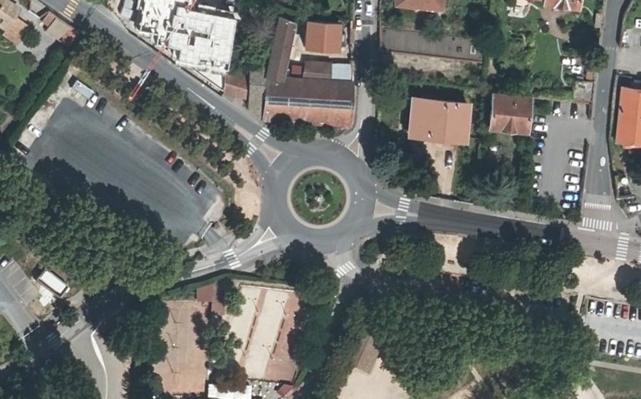 Vue aérienne du Rond-point anonyme n°42345525