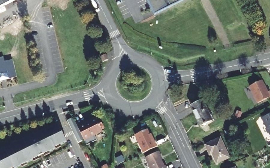 Vue aérienne du Rond-point anonyme n°42349385