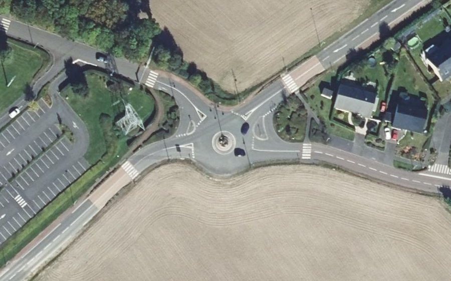 Vue aérienne du Rond-point anonyme n°42349386